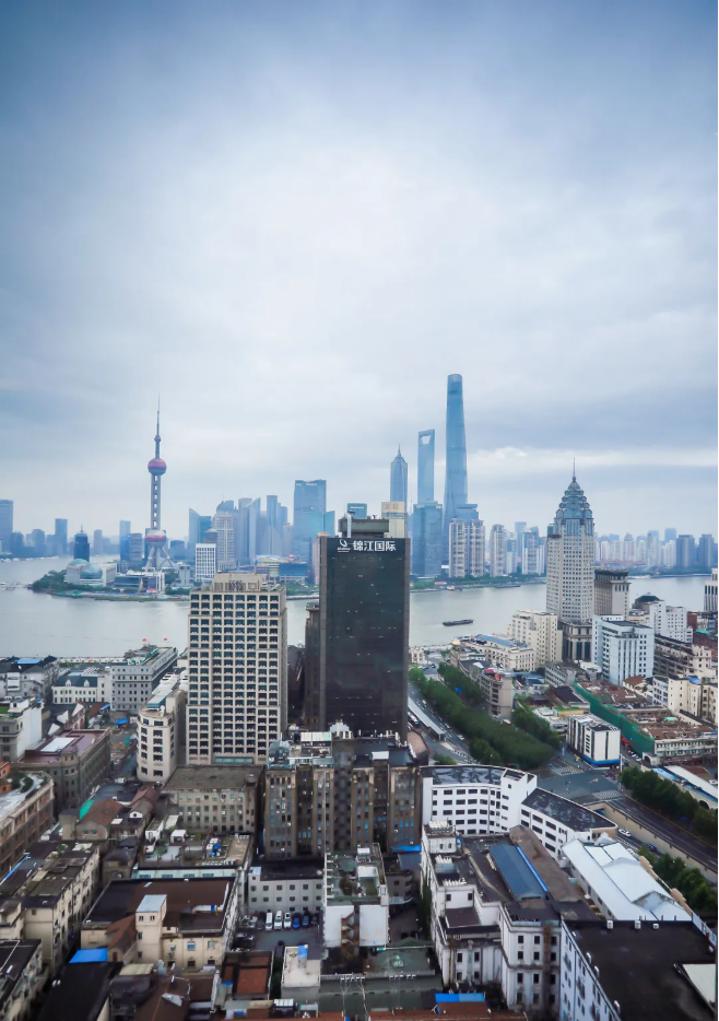 这栋建筑就是外滩中心,寓意即外滩的中心,办伴金光外滩办公空间便坐落