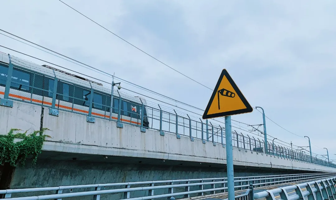 沿著海堤路走一路都是可拍的景色首先能看到氣派十足的車站大門到達