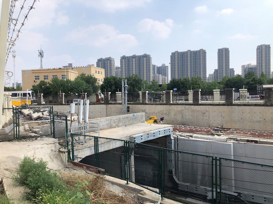 被冲垮的围墙在隧道口侧后方不远处