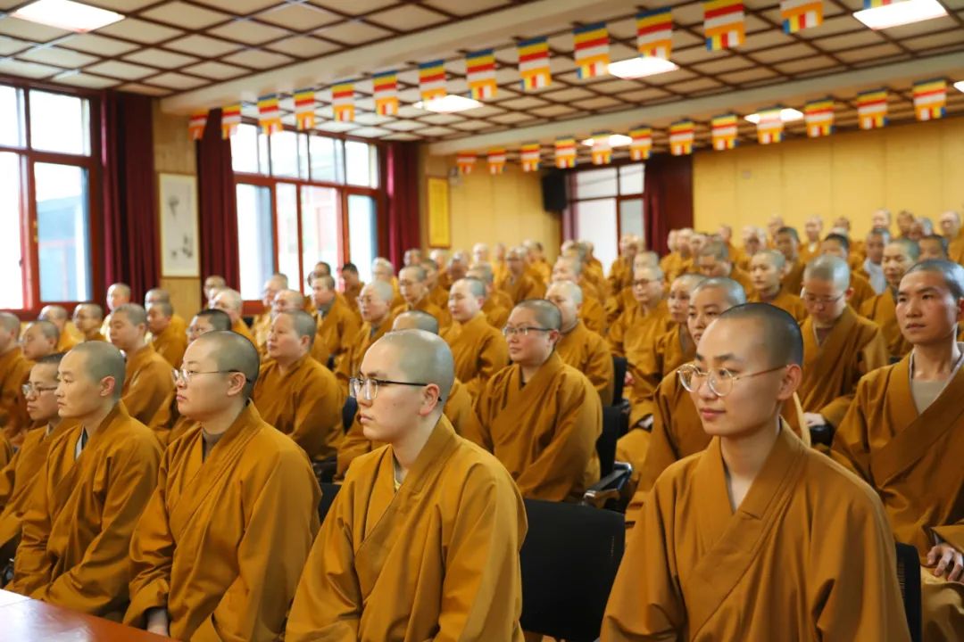 今天对于四川尼众佛学院全体师僧而言,是一个特别而又殊胜的日子