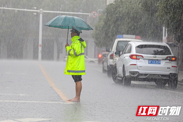岳阳屈原区:暴雨中 赤脚交警倾力护航