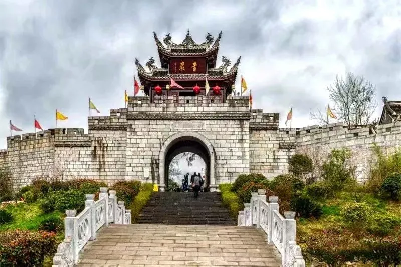 古镇建于明洪武十年,因屯兵而建镇,因青色岩石而得名,山地兵城,有贵阳