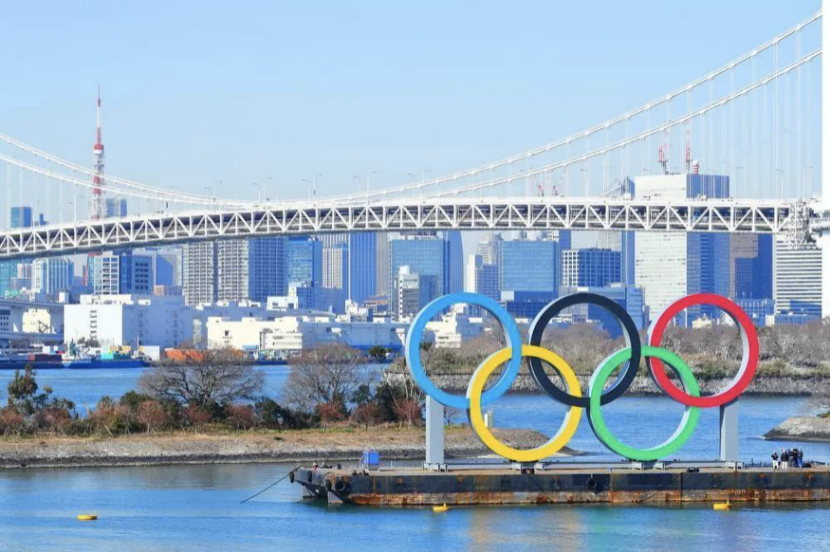 东京台场海滨公园展示奥运五环。