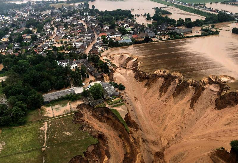 当地时间7月16日，德国科隆区政府提供的航拍照片显示，在埃夫斯塔特镇，洪流将地面撕开一个巨大的口子，四周房屋随之沉陷。