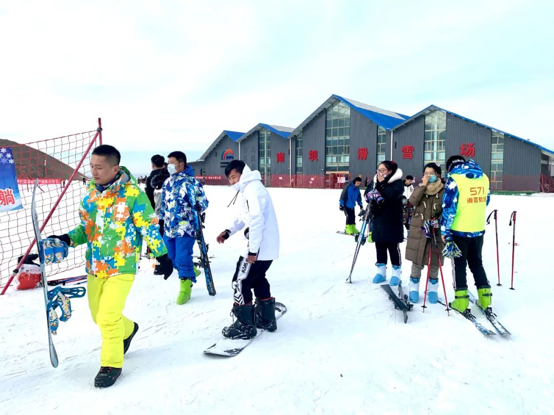 元旦小長假之際,市區玫瑰谷冰上游樂場,永昌縣南壩滑雪場,永昌縣驪靬