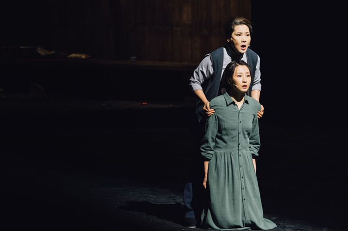 鲁侍萍和四凤(吕星辰饰演)