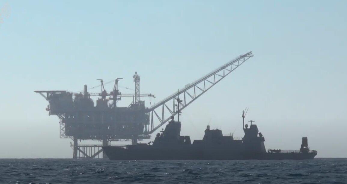 以色列护卫舰在油气平台附近执勤警戒