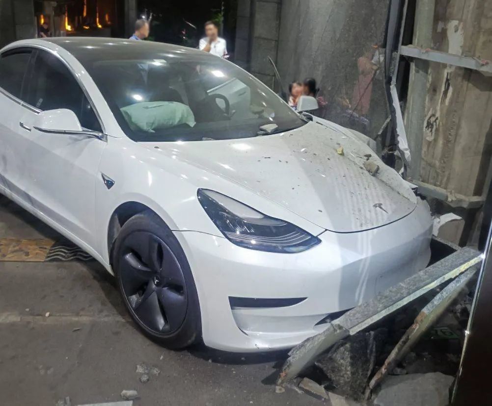 重庆特斯拉model3撞墙车主说刹车失灵