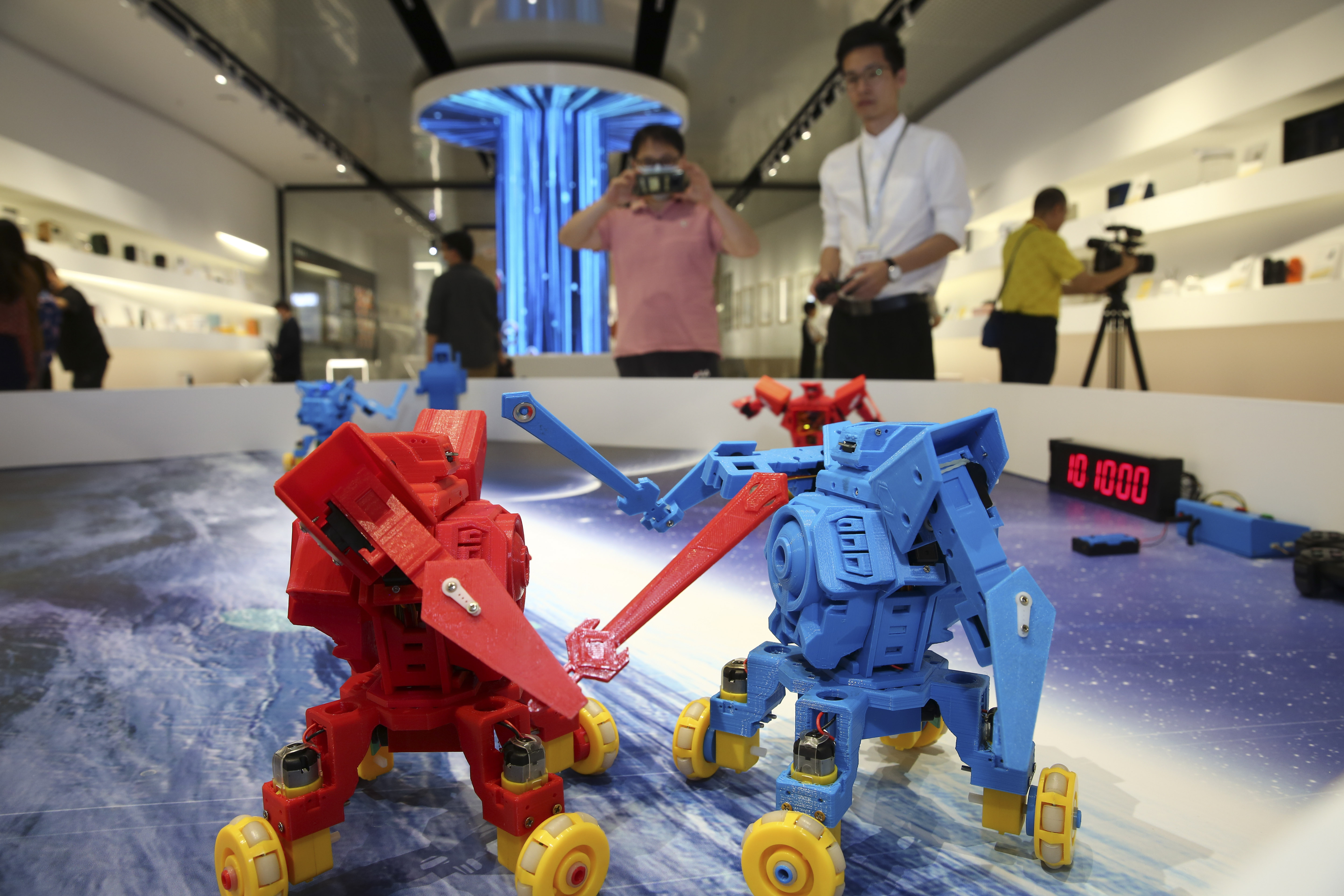 在广东工业设计城创新科技馆，工作人员在展示机器人“速斗无人区”（4月19日摄）。新华社记者 殷刚 摄