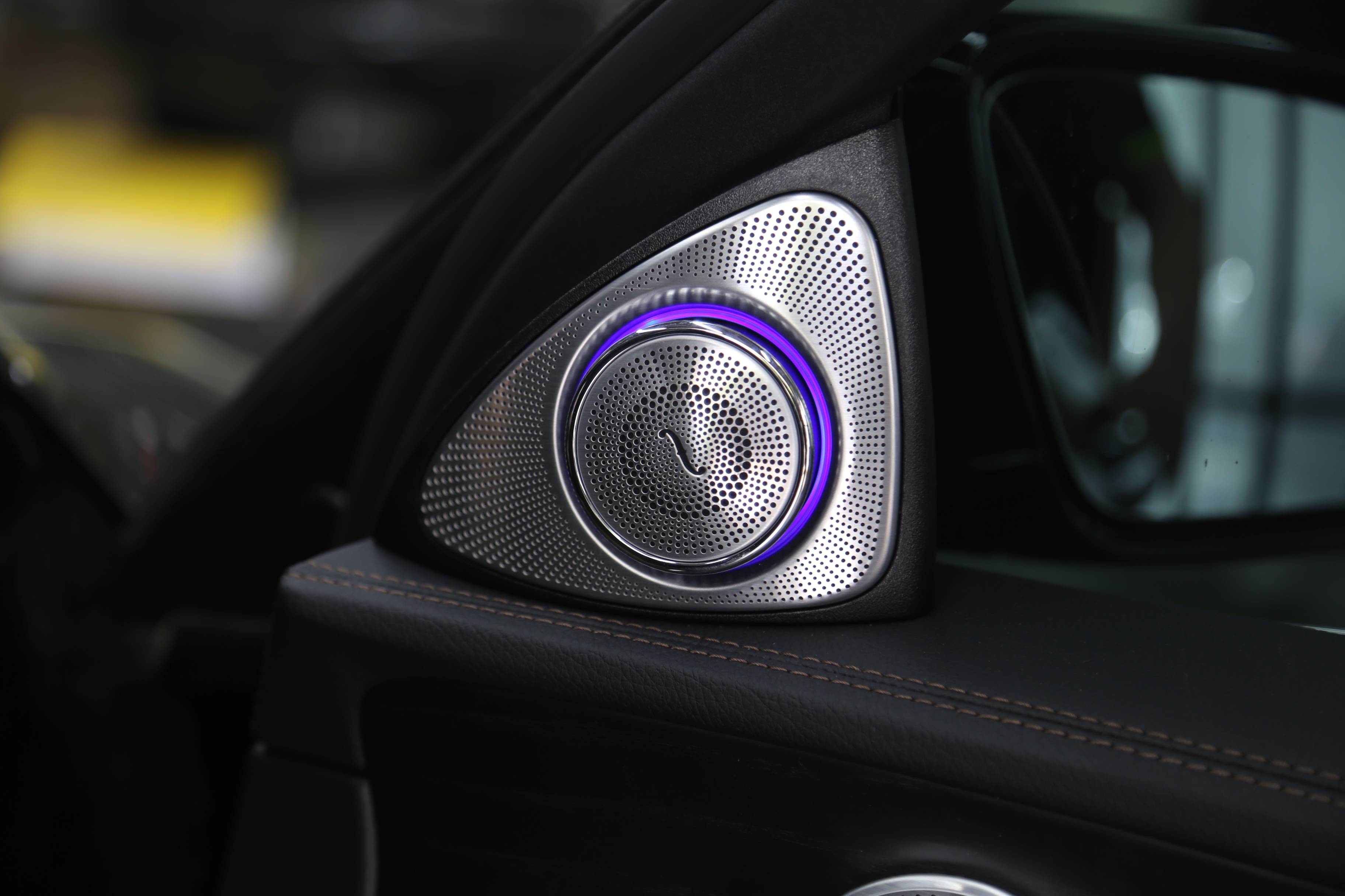 拒绝平庸 品味音乐 | 奔驰e加装柏林之声音响喇叭 发光盖板