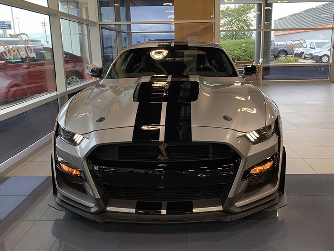 福特最强野马到店实拍搭52升v8引擎六活塞卡钳配赛车条纹