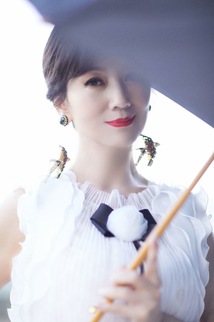 赵雅芝白色纱裙点缀珠宝耳饰优雅高贵折伞半遮面氛围感拉满