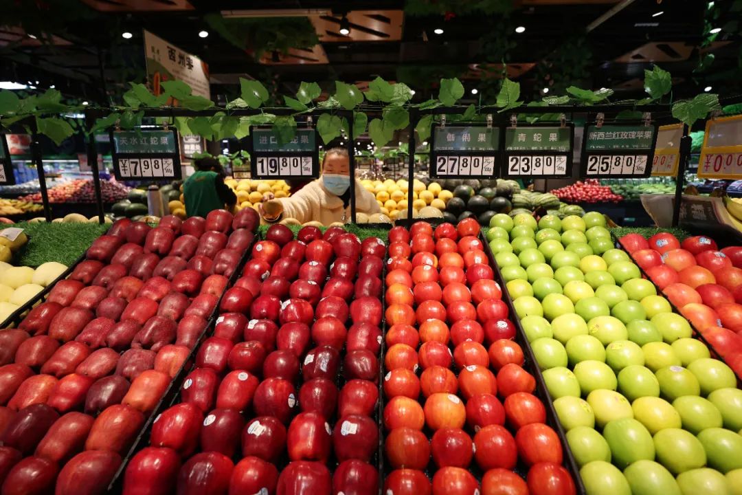 顾客在贵州省丹寨县一家超市选购水果.黄晓海摄(中经视觉)