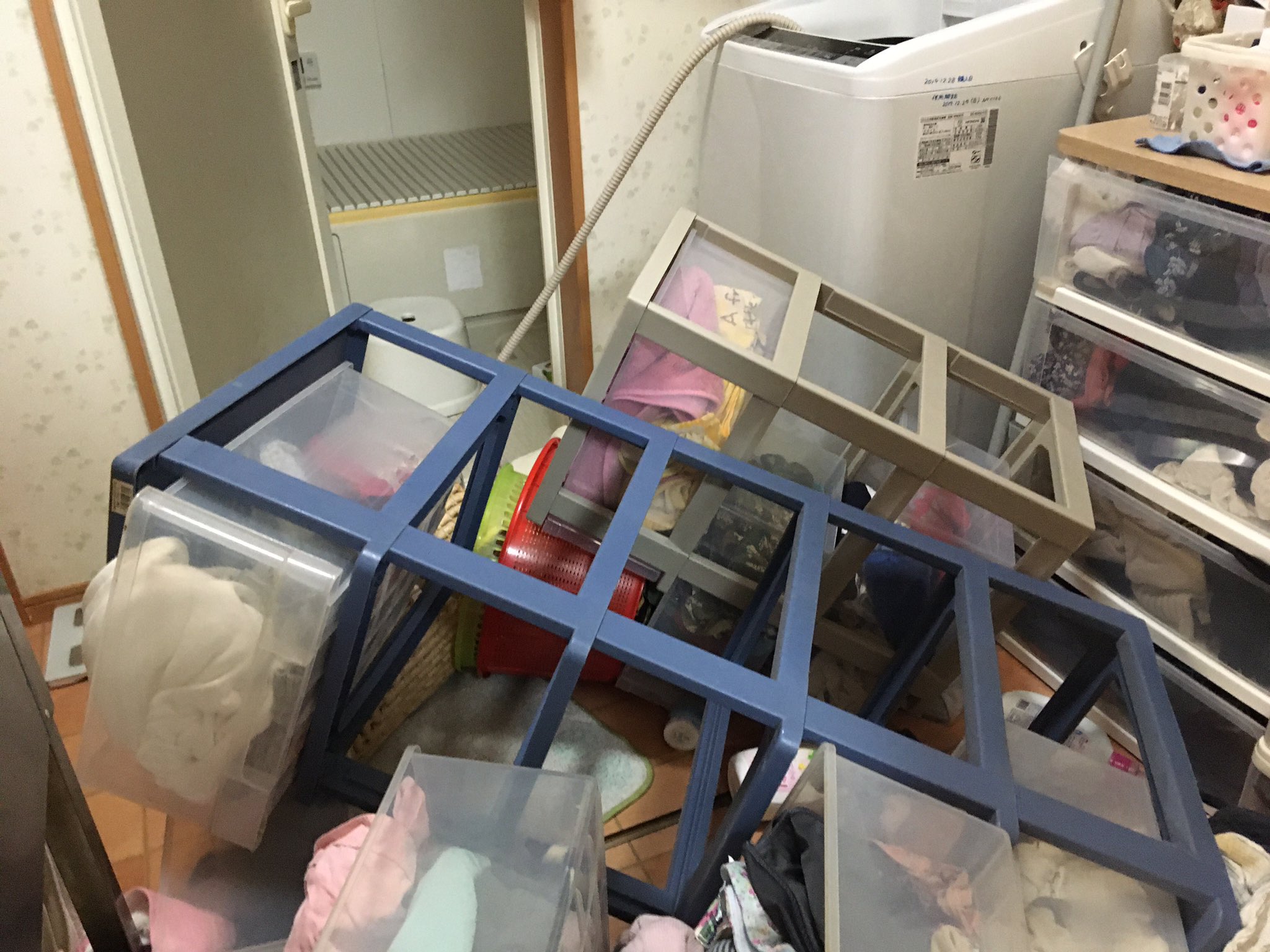 地震后,仙台市一户人家中储物架全部倒下。图源:社交媒体