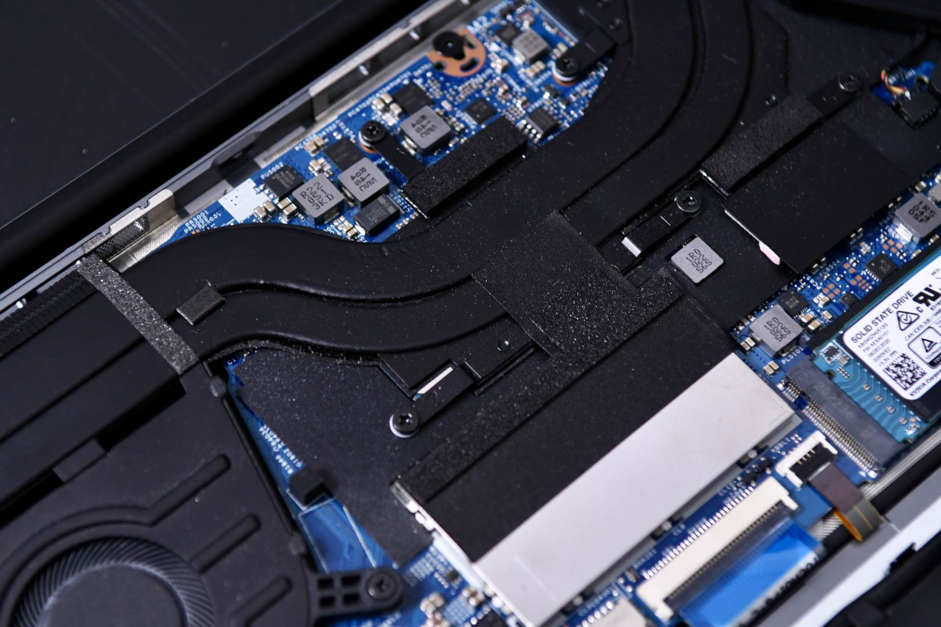 散热部分由两条牛角型的热管来实现,其中一条是大尺寸8mm热管,应对h35