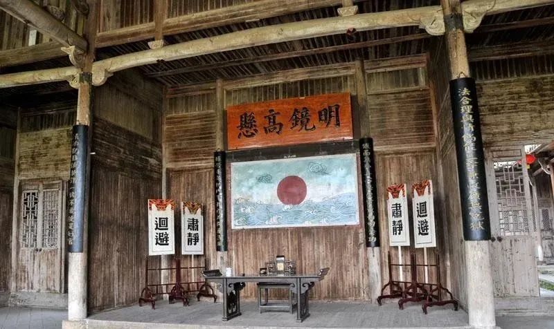 现保留有中轴线上的照壁,头门,仪门,衙院,大堂,二堂及三堂,基本保持了