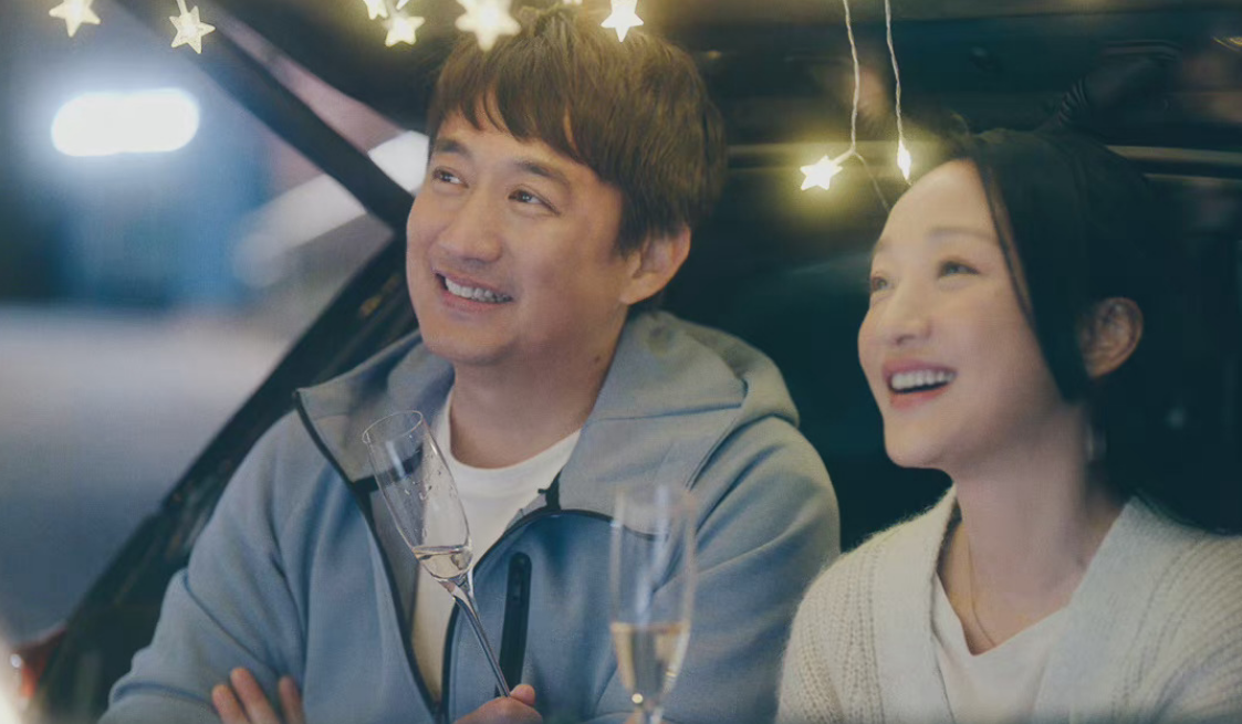 黄磊周迅第三次演情侣后备箱接吻画面甜蜜喝香槟一脸笑容