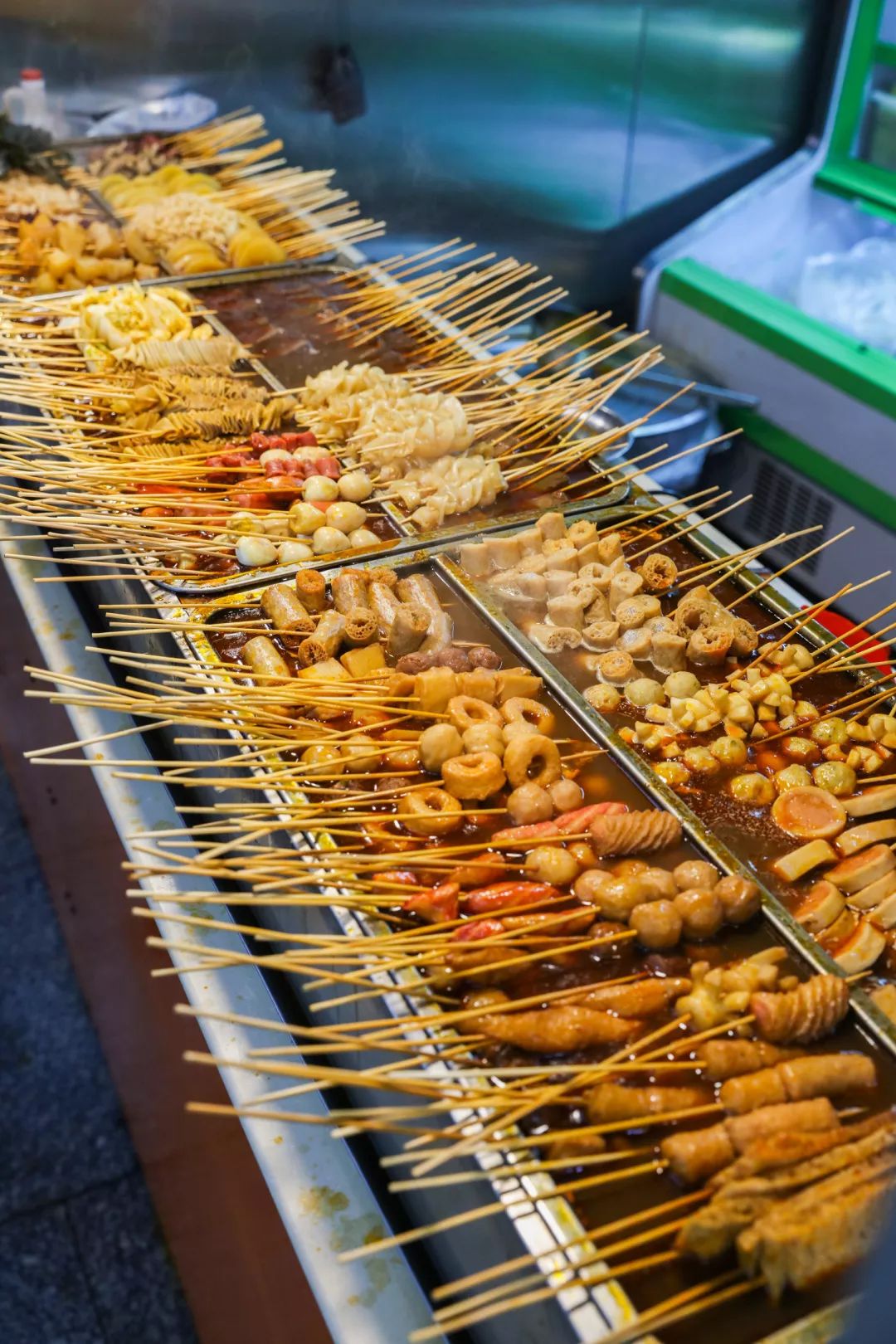 藏在老国营商场里的「脏摊儿」麻辣烫,人均20元吃到撑