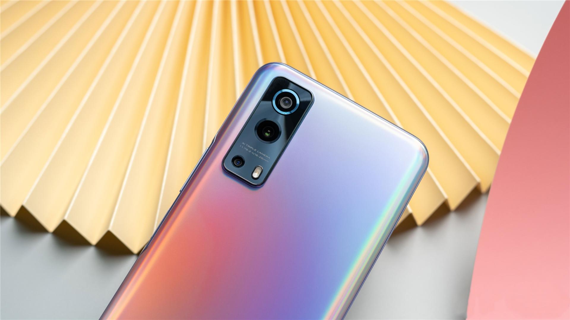 iqoo z3有着深空,云氧,星云,幻银等多款靓丽配色,每一款配色都有着