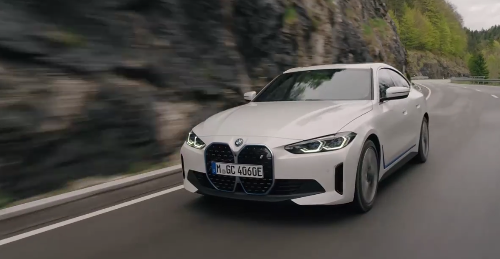 i4电动化走入宝马核心的产品,它将四门轿跑和双门coupe车型的惊艳造型