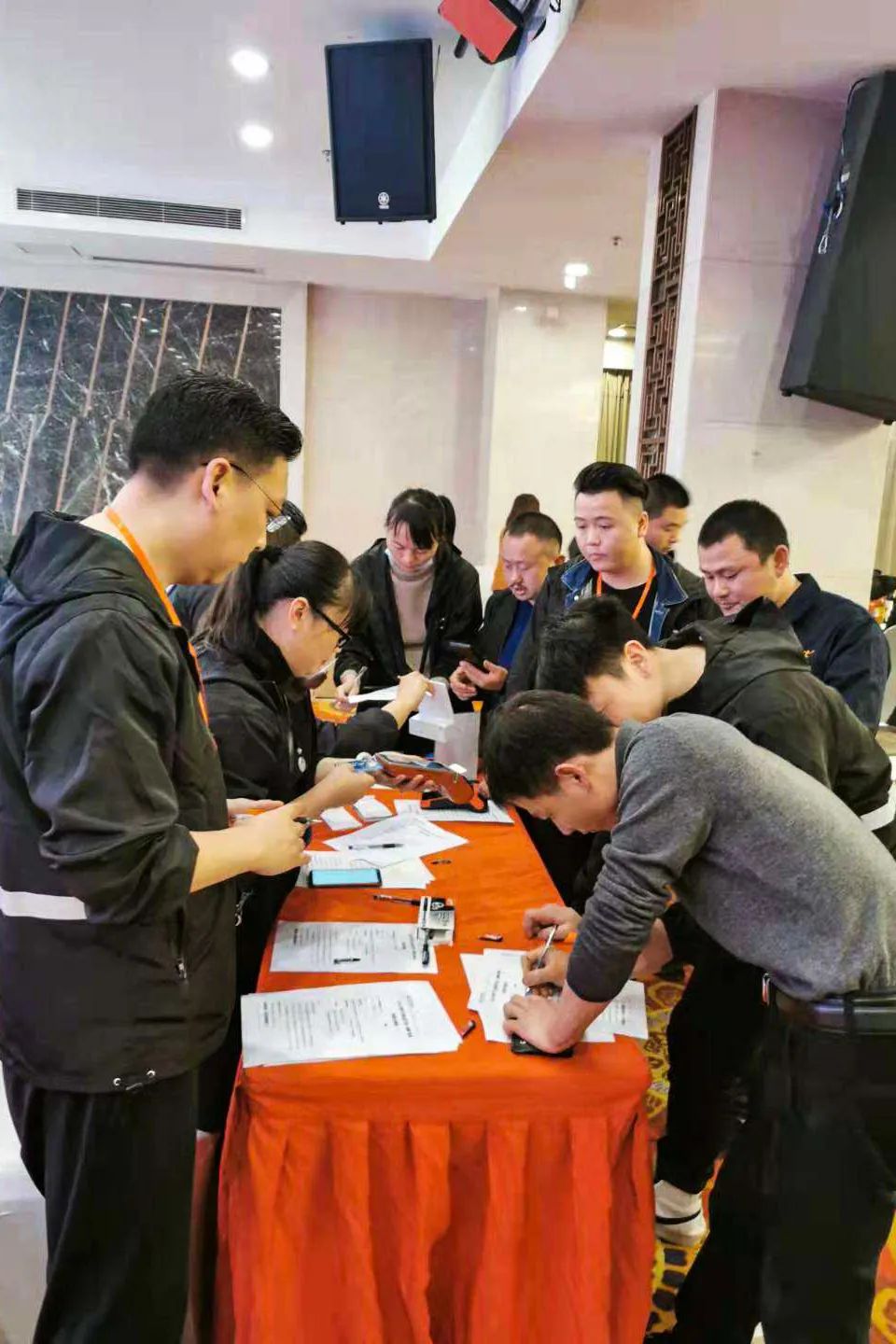 总经理徐耀宽三头六臂会销总监何代军作为现场抽奖奖品将两辆宏光mini