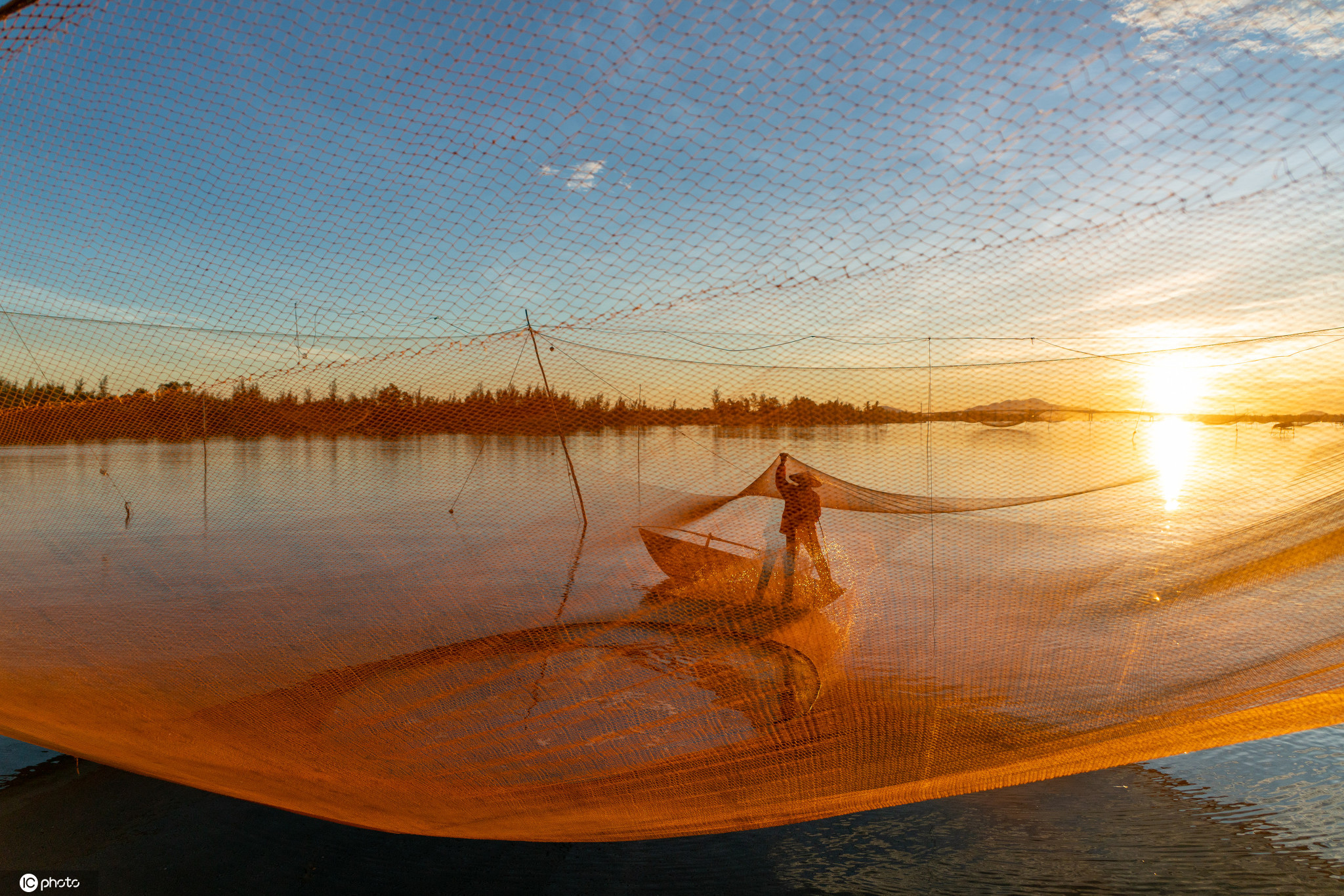 会安古镇位于越南岘港市南边,距离市区不到30公里,曾是越南历史上著名的贸易大港。会安古镇的建筑处处流露出中国传统文化的痕迹,古镇中旧得有些斑驳的老房子显得古色古香,穿城而过的河流,倒映在水中的灯笼、河灯和小桥,别样的静谧,宛如一幅幅画卷。(图片来源:东方IC)