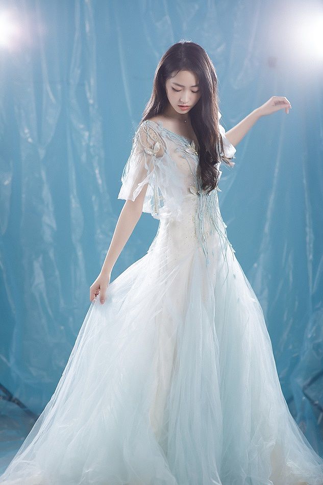 杨肸子一袭白纱化身美人鱼公主 长发微卷眼眸间尽是温柔_凤凰网娱乐