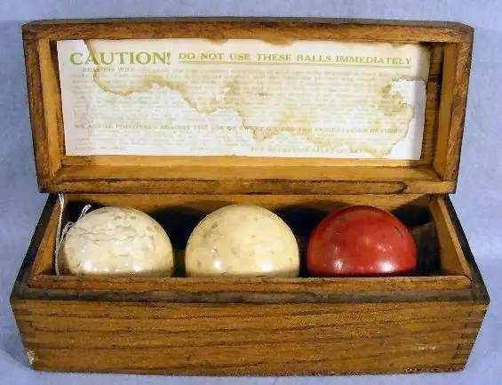 塑料工业的第一个产品赛璐珞是为了代替象牙而诞生的