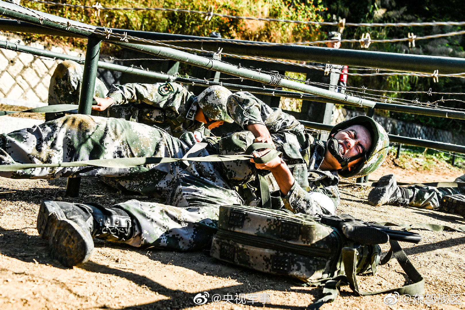 徒步行军、转移伤员、穿越障碍、投掷手雷……第73集团军某旅卫勤分队跨昼夜综合演练硬核展开!快来感受卫勤兵满满的“战斗力”。
