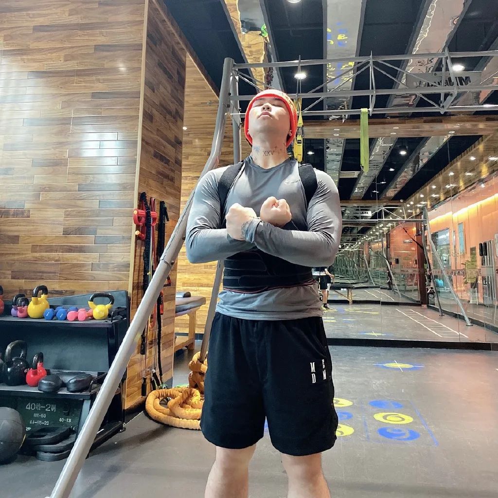 经过坚持不懈地健身和节食,如今的knowknow不但瘦了很多,还能隐隐约约