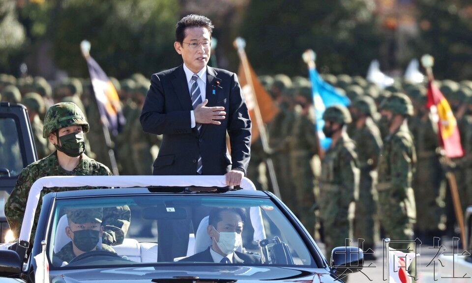 11月27日上午，日本首相岸田文雄在陆上自卫队朝霞驻地参加检阅仪式。（图源：共同社）