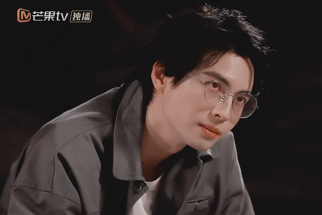 还有"搞怪担当"邵明明,各种造梗能力让人爆笑频频,欢乐喜剧人就是你!