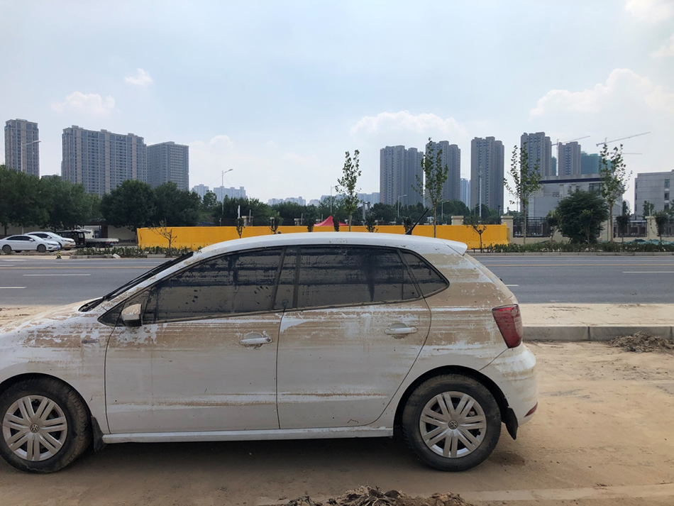 路边被淹的小车直观反映出当时的水位