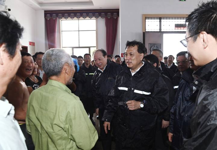 7月27日,省委书记袁家军赴宁波海曙区石碶街道洞桥镇,在受灾安置点