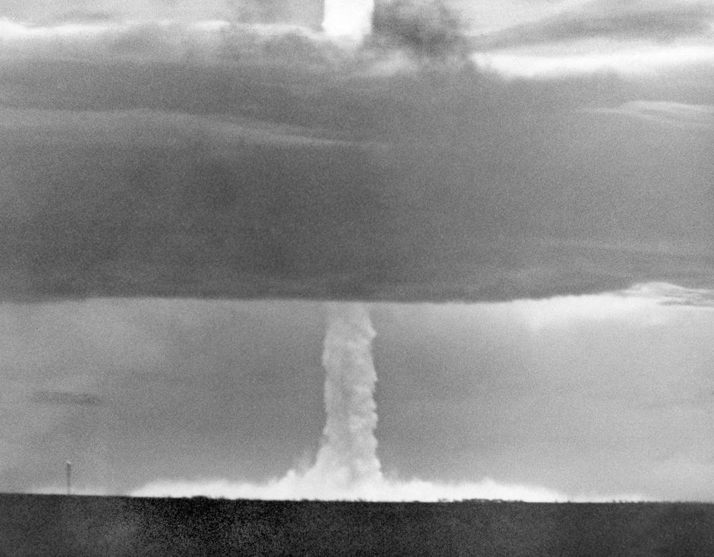 资料图：1956年5月21日，美国投下的一枚氢弹在马绍尔群岛比基尼环礁上空爆炸 图自美媒