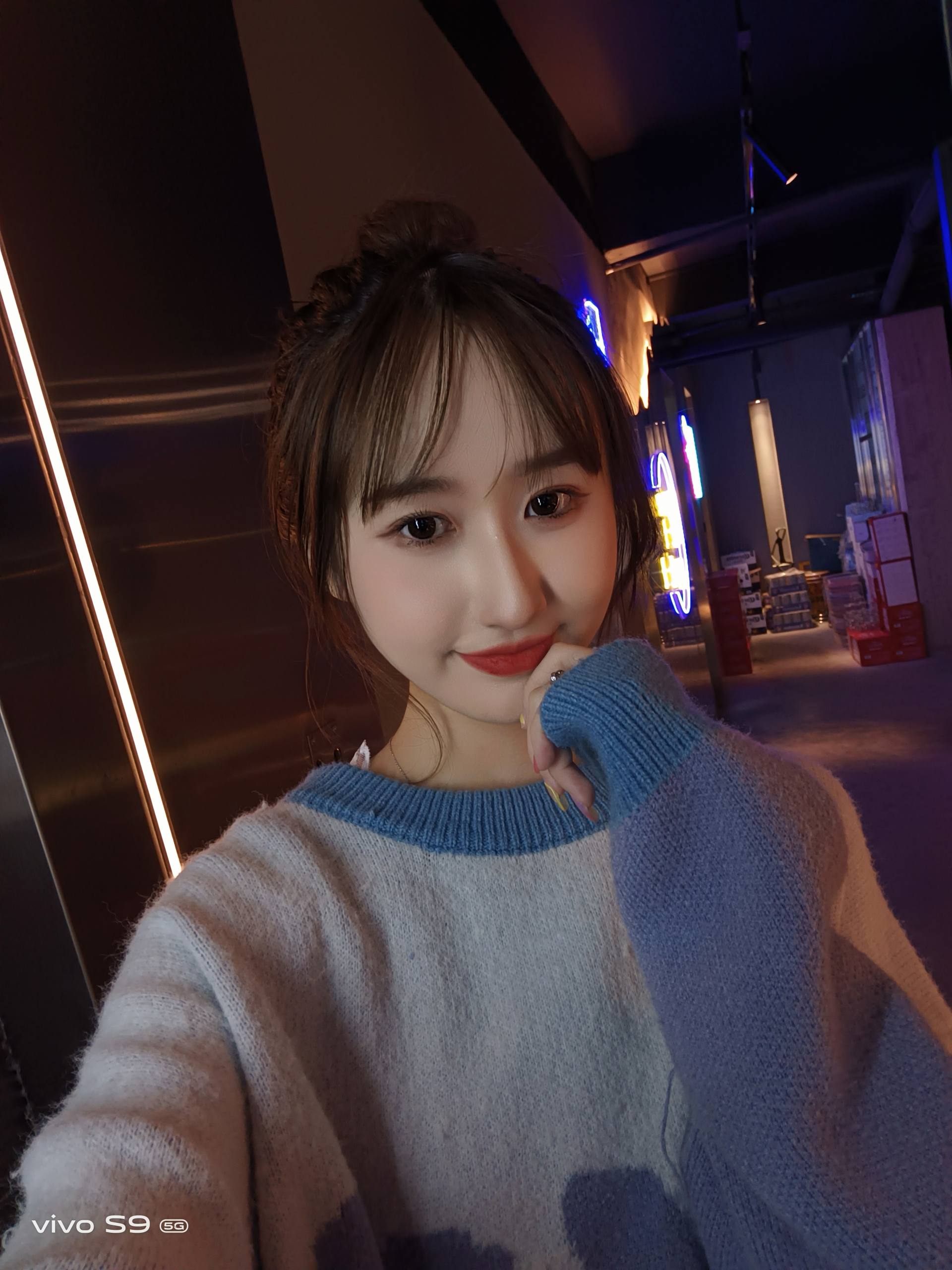 这是因为vivo s9有全新的极夜人像算法,可以将照片人物与背景分开优化