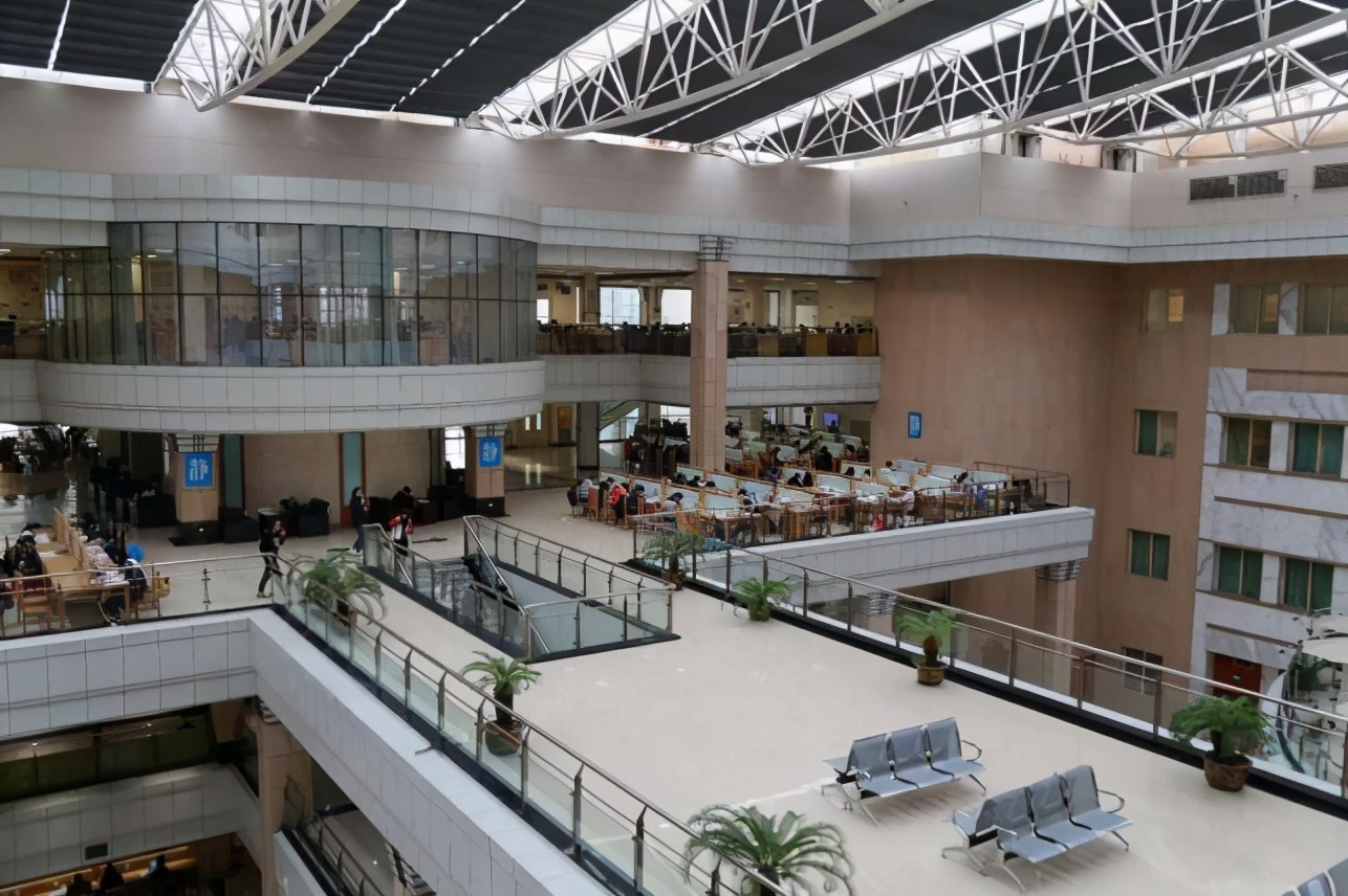 河南"超豪华"大学:占地5700亩,坐拥24个食堂,还有机器人服务