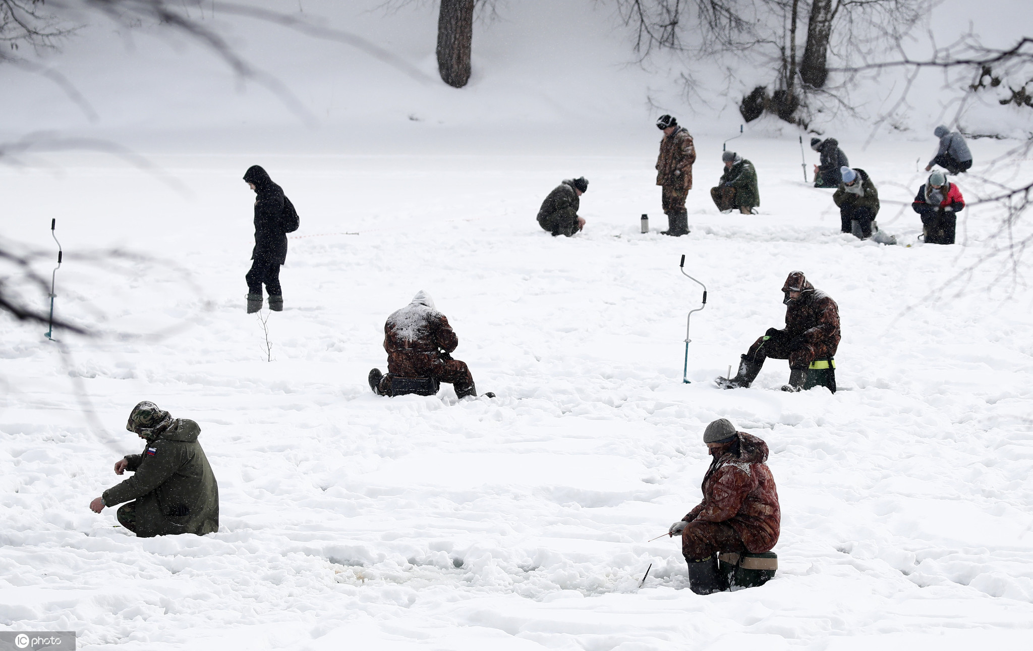 当地时间2021年2月21日,俄罗斯莫斯科附近的谢尔吉耶夫,当地举行冬季捕鱼节,民众参加冰钓活动趣味十足。