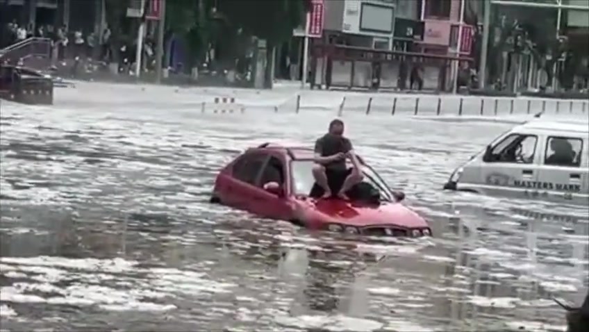 云南文山州突降冰雹，当地消防已疏散转移58名被困群众