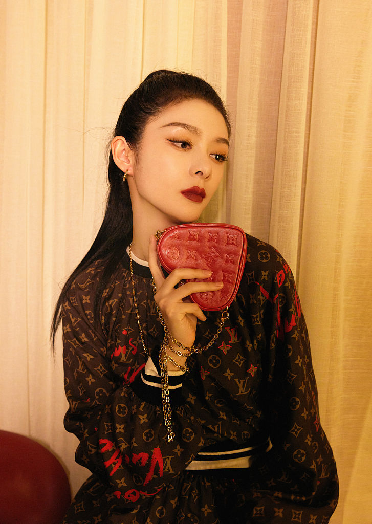 傅菁复古连衣裙秀美腿氛围感十足 口红项链精致个性释放优雅魅力