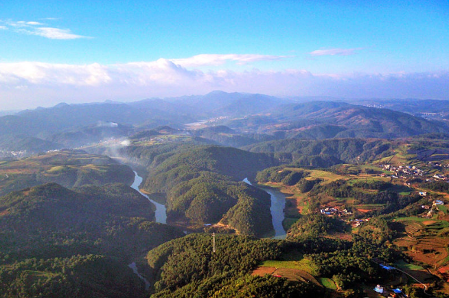 石板河景區位於尋甸縣七星鎮境內,接壤馬過河鎮,東鄰鳳龍灣水庫,沿岸