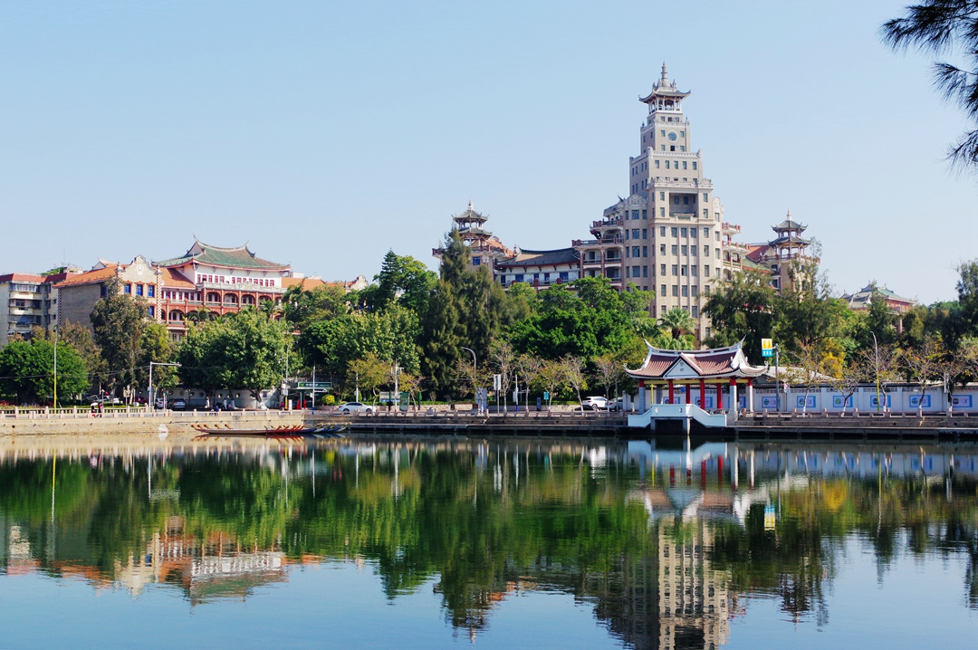 爱国华侨陈嘉庚先生创办的集美学村建筑中西结合,从集美大桥上看就