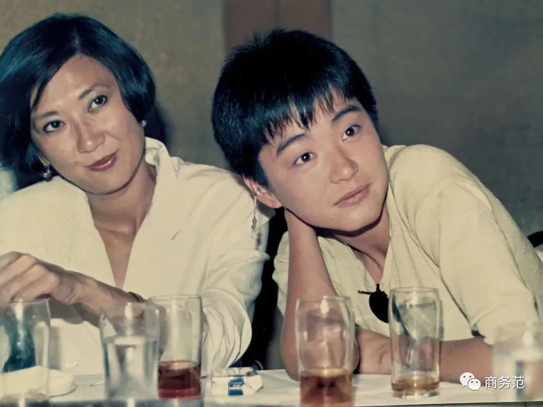 后来好友林青霞嫁人时,施南生在她耳边念叨:要把英文学好,嫁给企业