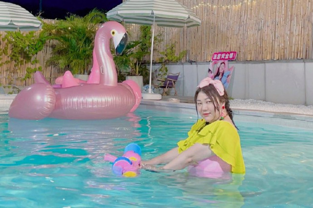 自信爆棚杨天真穿粉嫩泳装秀背影杀大走模特步气场超强