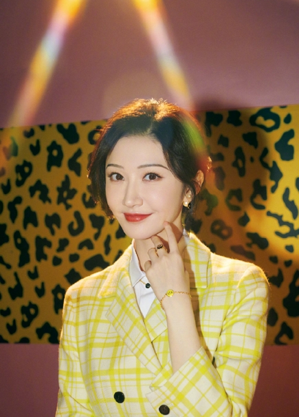 景甜上身迪奥秋季成衣系列新品 凝聚当代活力风尚魅力__凤凰网