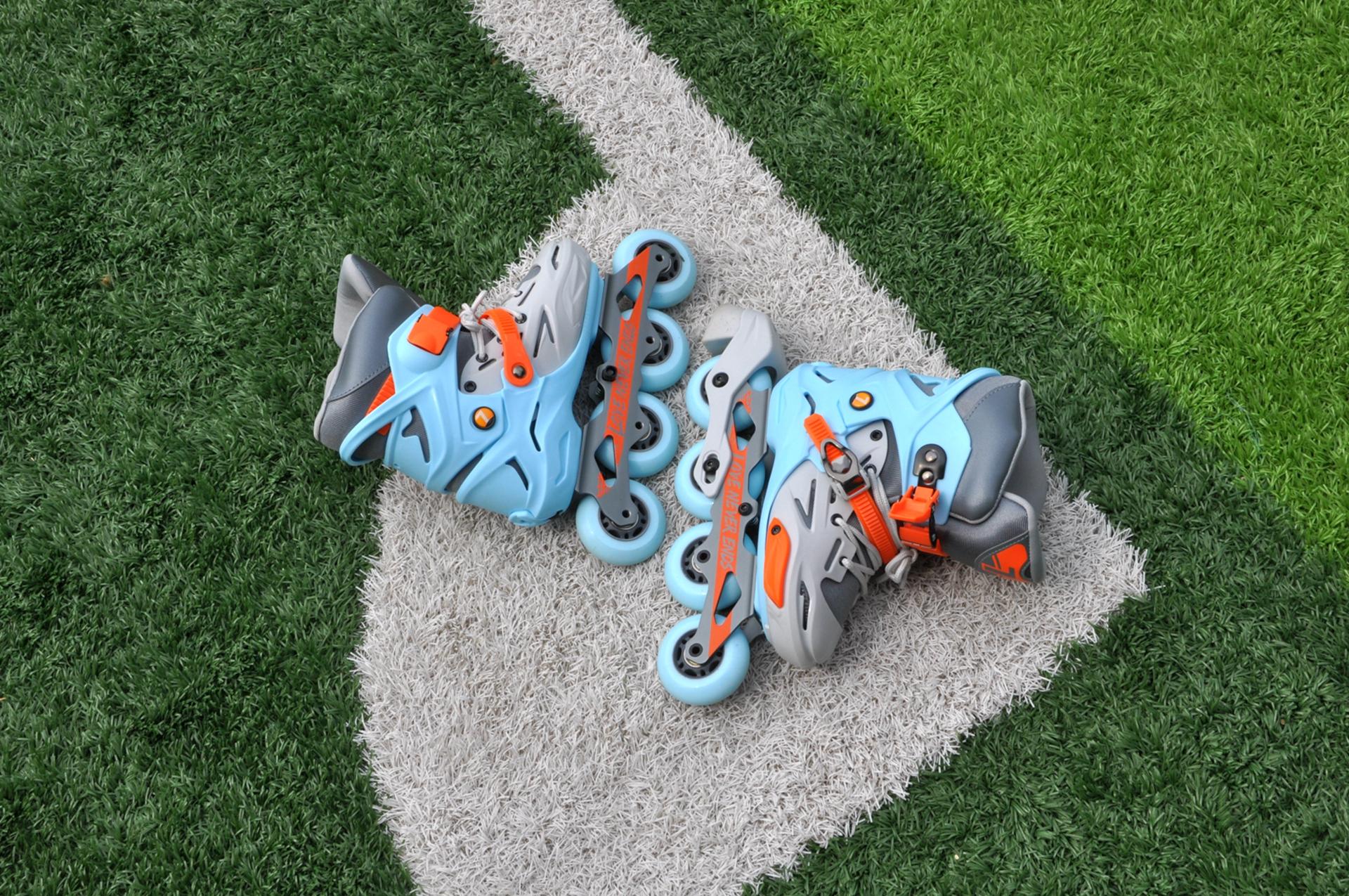 颜值很高上手容易,休闲平花双模式,柒小佰儿童轮滑鞋遛娃记__凤凰网