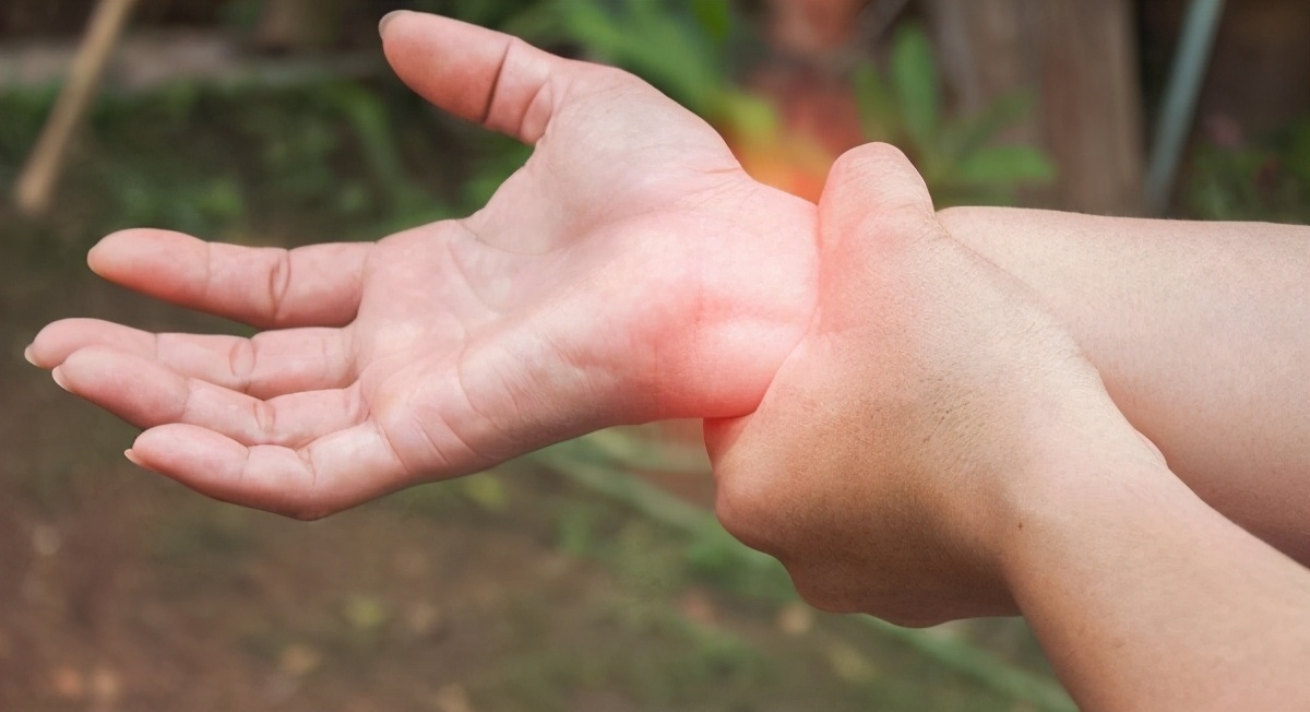 血糖高不高,起床就知道?血糖超标的人,晨起后手脚发麻,排尿异常