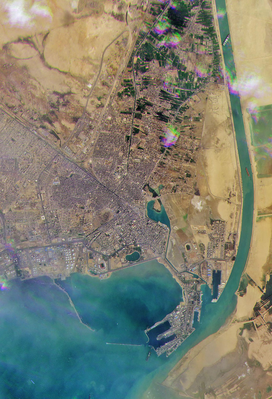 3月25日拍摄的卫星图片显示,一艘重型货船在埃及苏伊士运河新航道搁浅