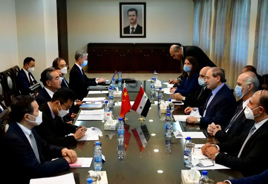 叙利亚外长米格达德7月17日在首都大马士革与访叙的中国国务委员兼外长王毅会晤。