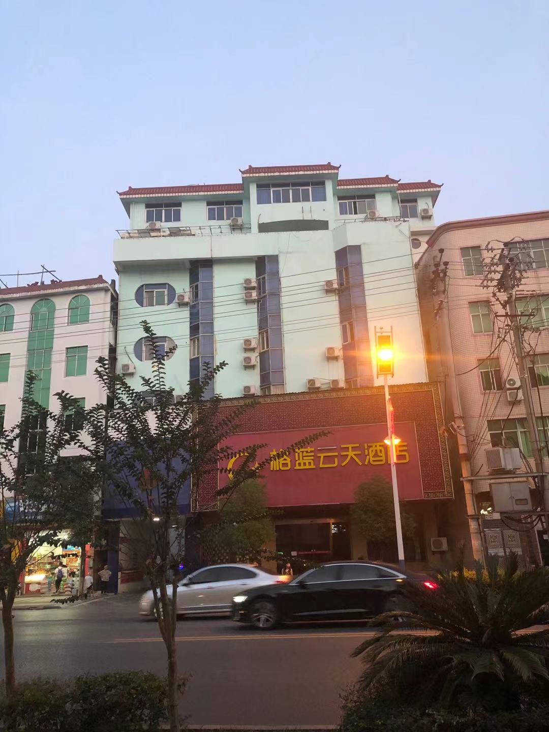 KTV在附近一家酒店租了一些房间，供KTV部分管理人员和外地员工居住，相当于是